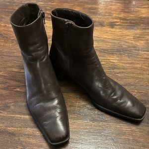Stuart Weitzman 8.5 N brown leather short square toe boots